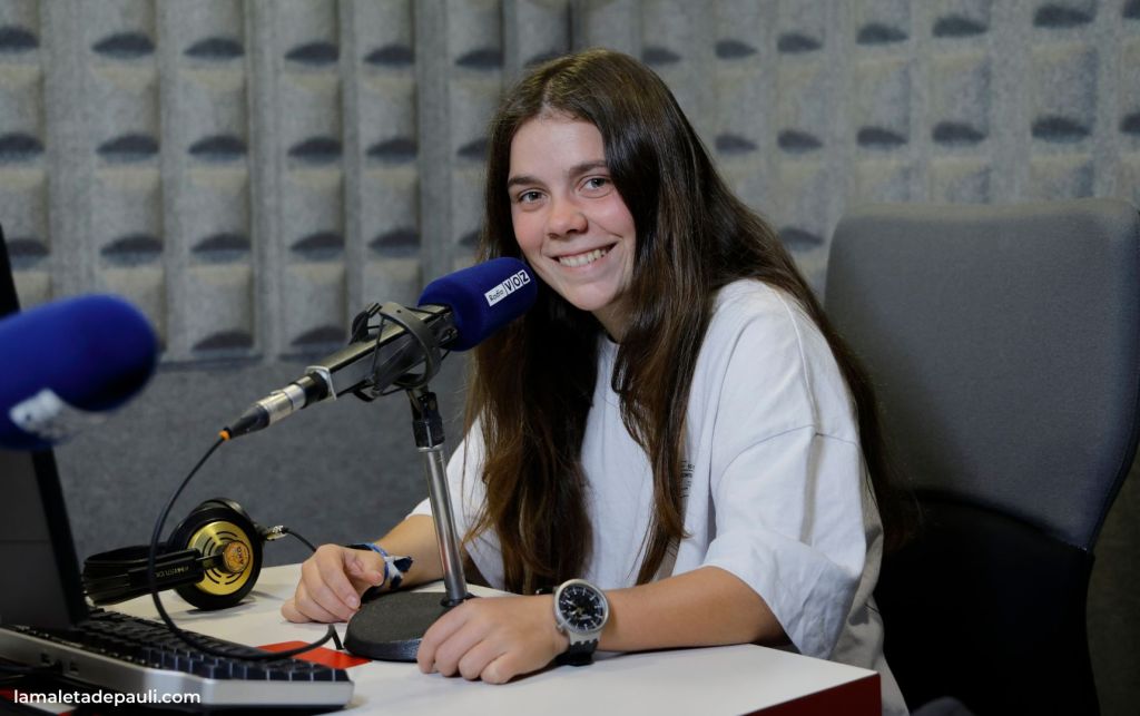 Pauli González durante su trabajo como periodista y locutora en Radio Voz